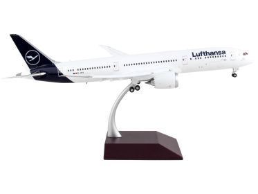 Boeing 787-9 Commercial Aircraft with Flaps Down "Lufthansa" "Gemini 200"